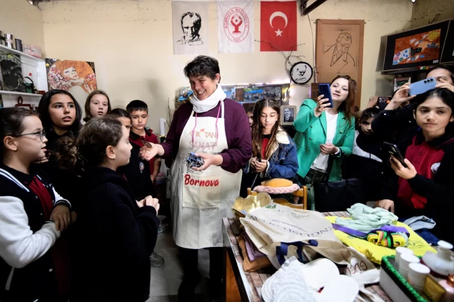 Bornova'da gençlere geri dönüşüm eğitimi