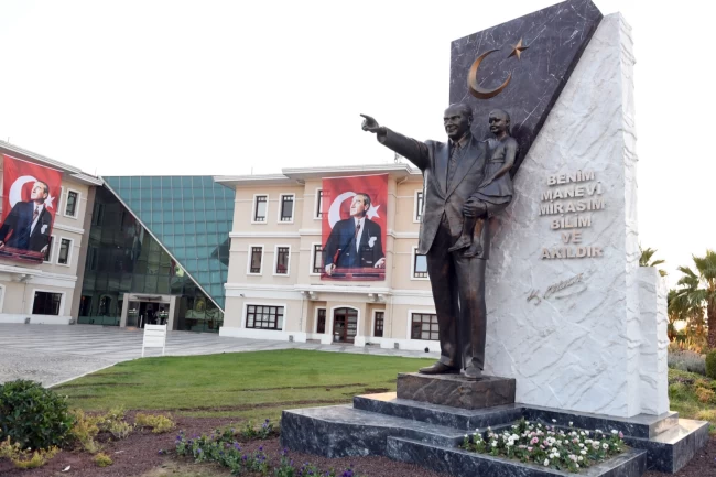 Bursa'da Osmangazililer Ata'yı belediye önündeki anıtta anacak