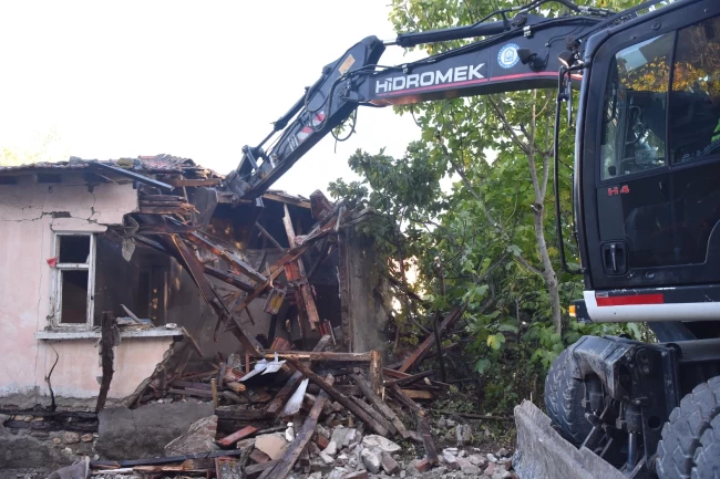 Bursa Yıldırım'da risk taşıyan metruk yapılar yıkılıyor