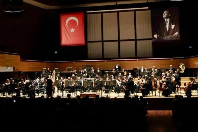 Uludağ İçecek'ten İzmir'de "Bir Ulus Uyanıyor" resitali