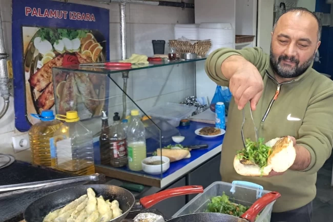 Bursa'da ekmek arası balık keyfi