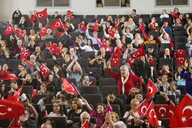 İzmir Karabağlar'da 'Atatürk' sergi, söyleşi ve konserle anıldı