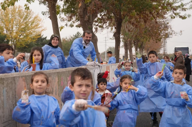 Bursa Gürsu'da minikler metrelerce duvarı boyadı