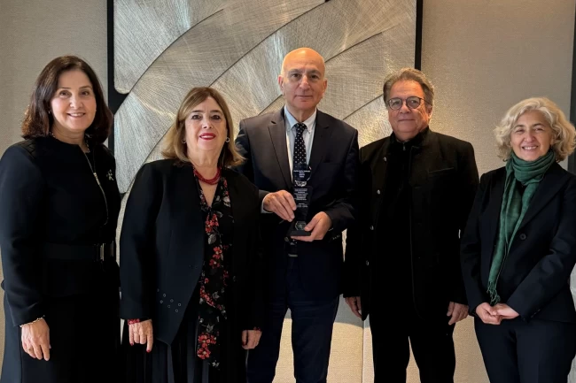 Vecihe Hatiboğlu Ödülü Dr. Mahfi Eğilmez'e sunuldu