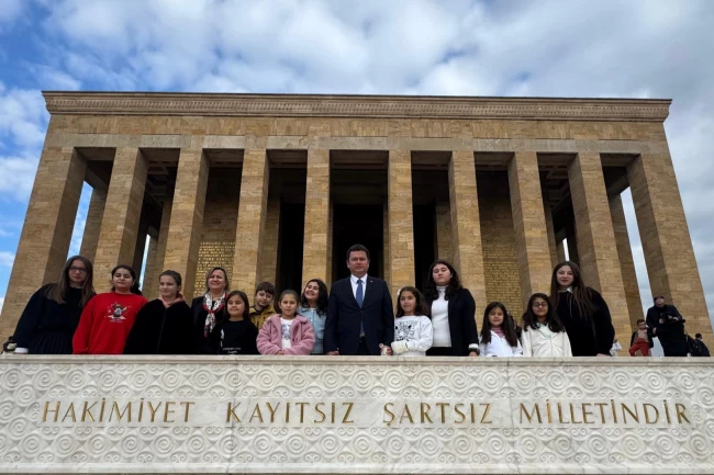 Bursa Osmangazili çocuklar Ata'nın huzurunda