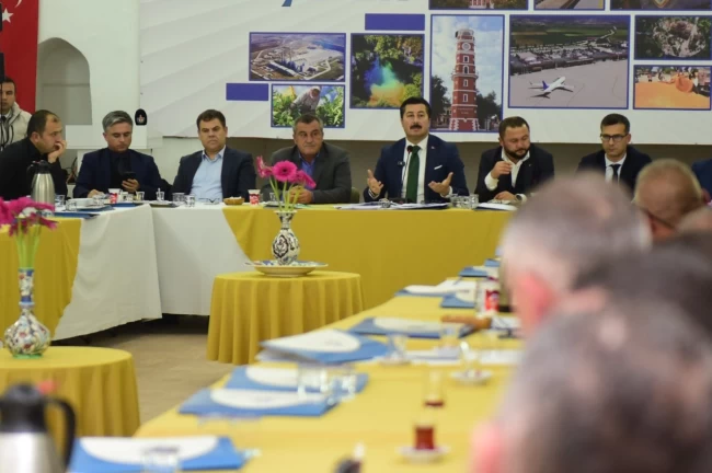 Başkan Özel muhtarlarla bir araya geldi