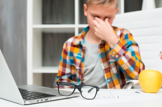 Küçük çocuklarda göz kuruluğu şikayeti artıyor