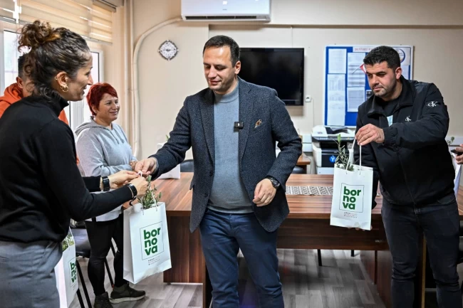 İzmir Bornova'da zeytin üreticilerine lojistik destek