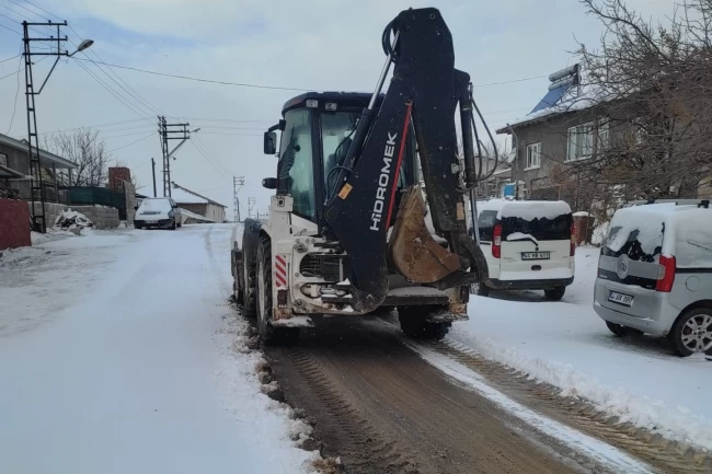 Malatya'da karla mücadele çalışmaları devam ediyor