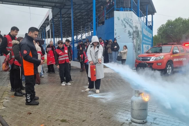 Manisa İtfaiyesi'nden Kızılay gönüllülerine temel yangın eğitimi