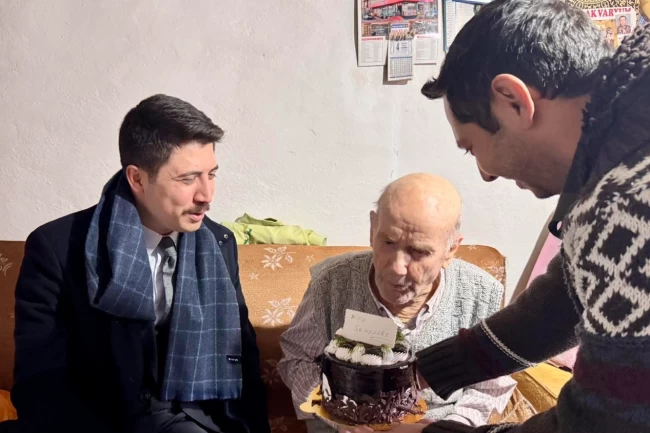 96 Yaşındaki Ali Amca'ya anlamlı doğum günü sürprizi