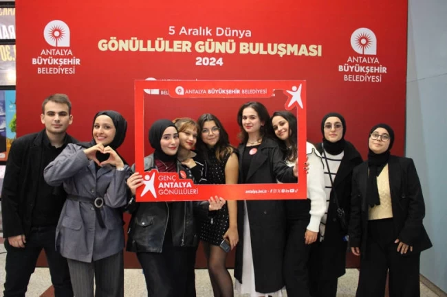 Antalya Büyükşehir Gönüllüler Günü'nü gençlerle kutladı