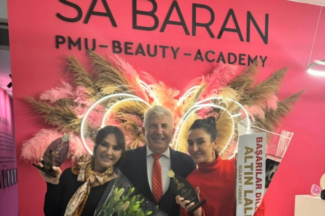 Usta sunucu Sa Baran'a teşekkür plaketi