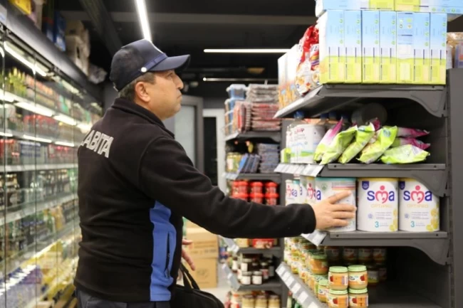 Antalya Kaş'ta zabıta ekipleri zincir marketleri denetledi
