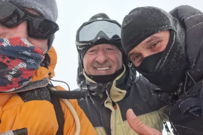 Uludağ'ın zirvesine tırmanışlarını baklava ile kutladılar