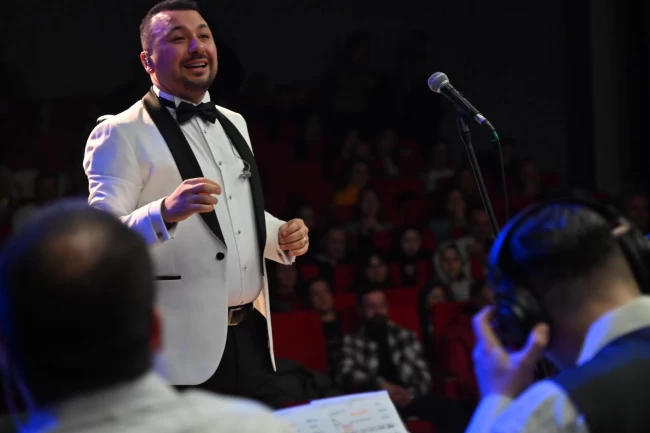 Manisa'da "Umut Veren Türküler" yankılandı