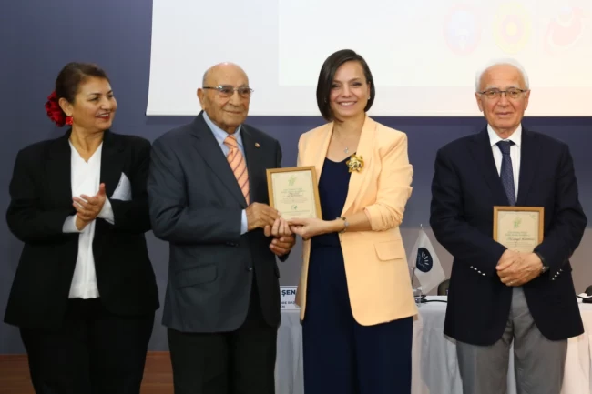 İzmir Karabağlar'da 'Eğitimin dünü bugünü' konuşuldu