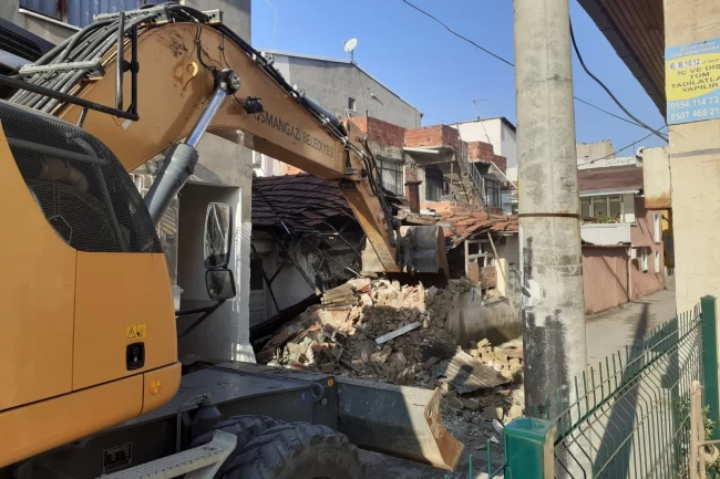Bursa Osmangazi'de metruk binalar yıkılıyor