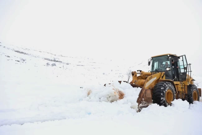 Antalya Büyükşehir Belediyesi'nin karla mücadelesi sürüyor