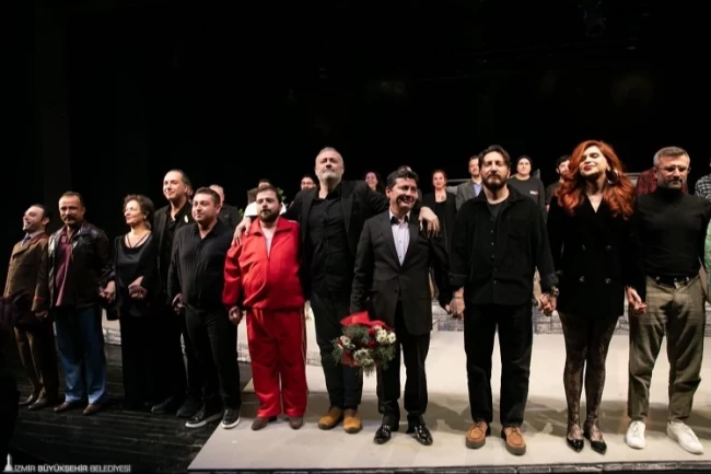 İzmir'de "Çok Tuhaf Soruşturma" oyununun prömiyeri yapıldı