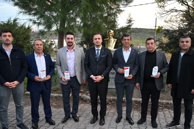 İzmir Bornova'da muhtarlardan Başkan Eşki'ye teşekkür plaketi