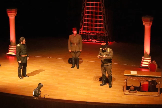 "Kumandan" oyunu alkış topladı