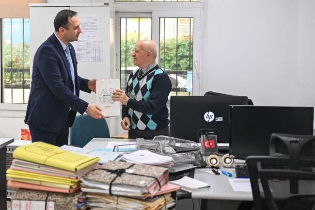 İzmir Bornovada Başkan Eşkiden personele yeni yıl hediyesi