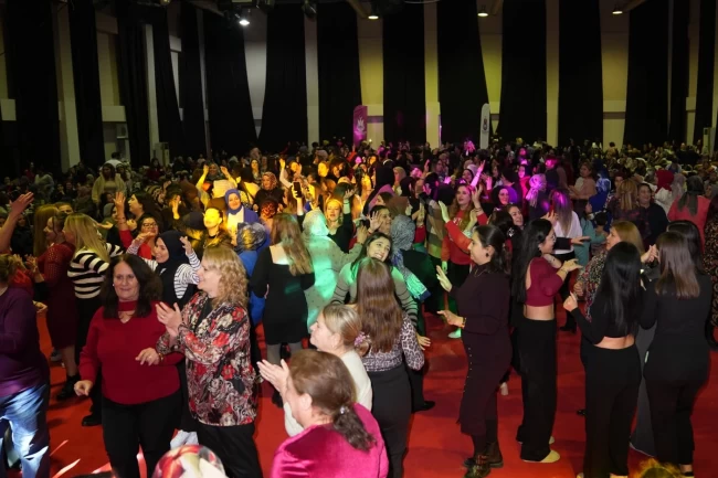 Manisalı kadınlar ‘Yeni yıl matinesi'nde buluştu
