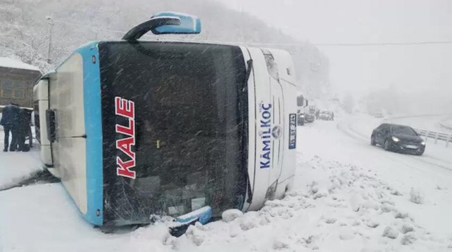 Otobüs devrildi.. Yaralılar var