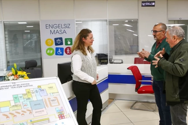 İzmir Karabağlar Belediyesi'nden "Engelsiz Masa" hizmeti