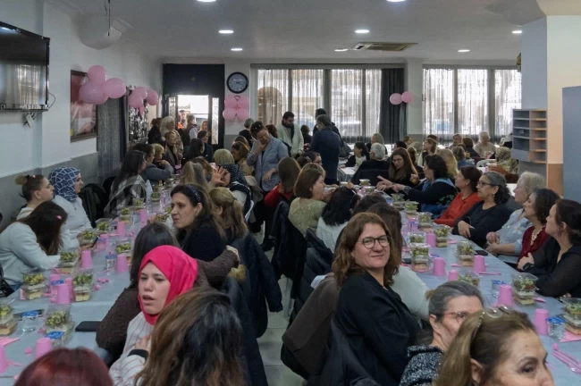 İzmir'de sağır ve işitme engelli kadınlar bir araya geldi