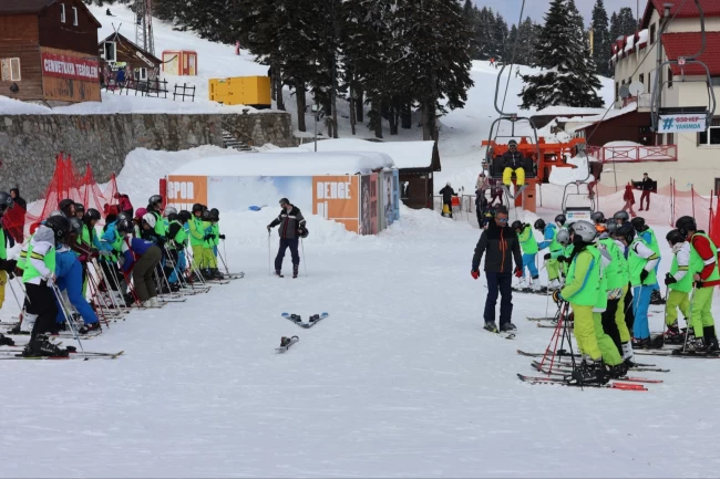 Bursa Uludağ'da öğrencilerin kayak keyfi