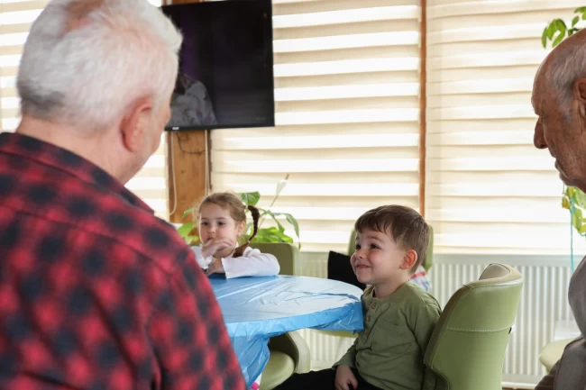 Minikler ve büyükler Yaşlılar Haftası'nda buluştu