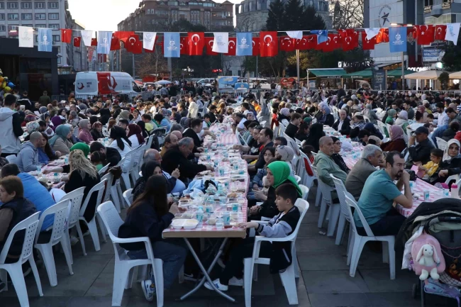 Kocaeli Büyükşehir'in iftar sofrası her gün 3 bin kişiyi ağırlıyor