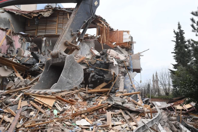 Bursa Osmangazi'de tarihi surları tehdit eden riskli bina yıkıldı