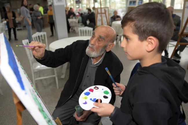 Bursa'da Osmangazili öğrenciler huzurevi sakinleriyle resim yaptı
