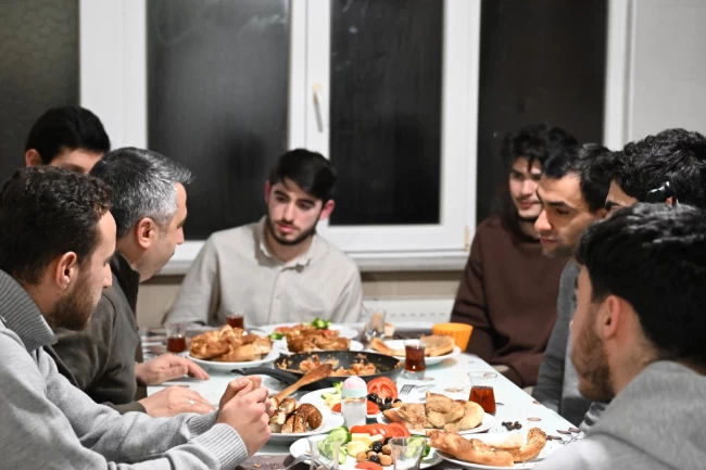 Bursa'da Başkan Yılmaz, sahuru gençlerle yaptı