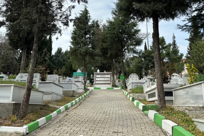 Kocaeli Çayırova'da mezarlıklarda bakım gerçekleştirdi