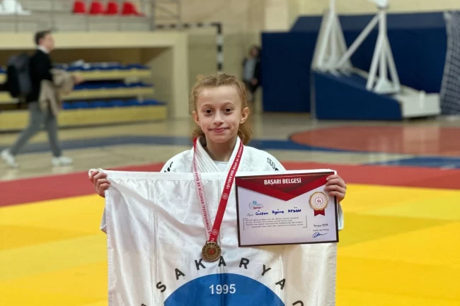 Gülfem Aysima Bilecik'ten şampiyonlukla döndü