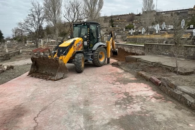 Kayseri Melikgazi'de mezarlıklar bayrama hazır