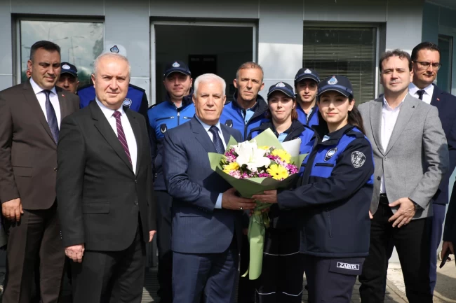 Bursa'da Başkan Bozbey bayramda çalışan ekipleri unutmadı