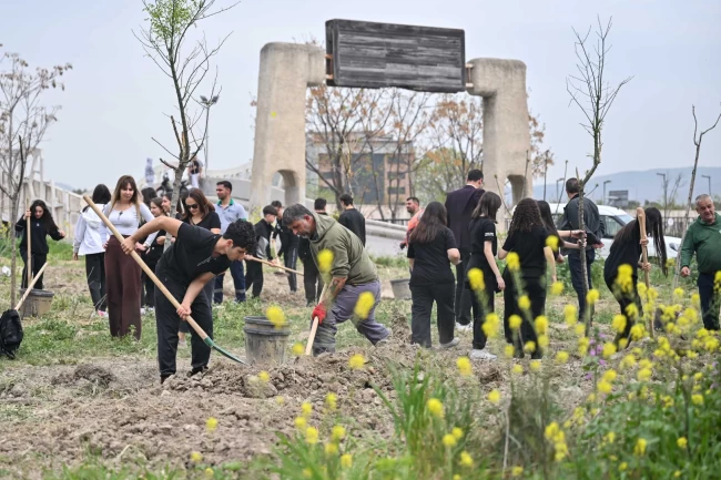 İzmir Bornova'da öğrenciler doğaya can oldu