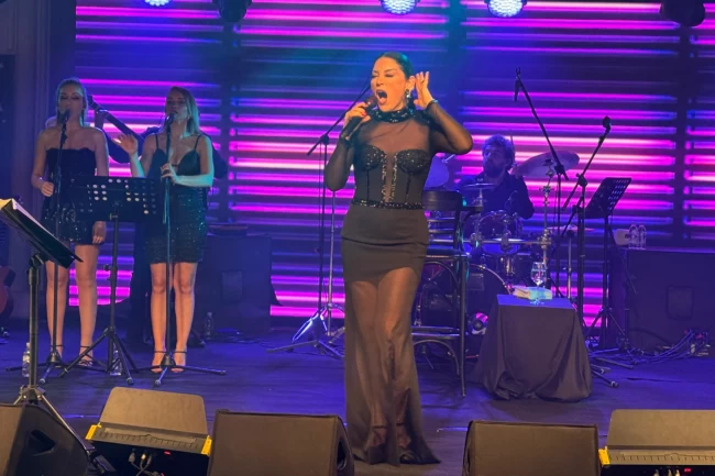 Aşkın Nur Yengi sevenleriyle buluştu