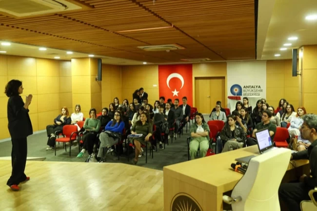 Antalya Büyükşehir'de gençlere AB fırsatları toplantısı