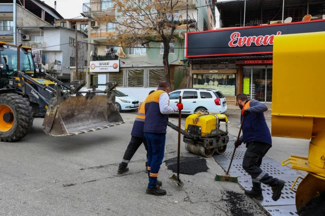 İzmir Karabağlar'da yolları asfalt yama robotu onarıyor