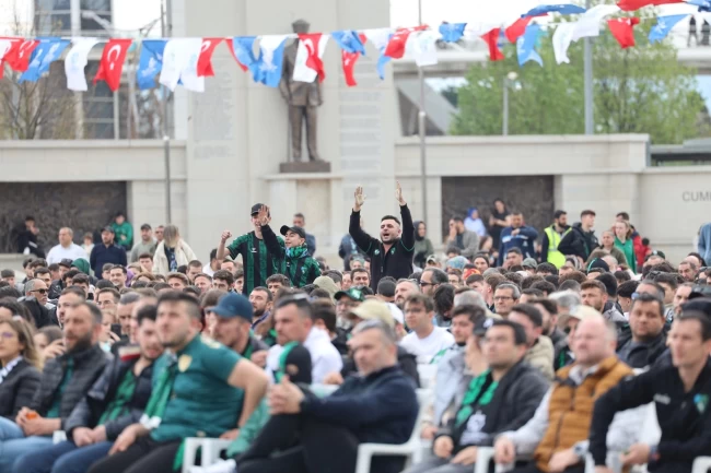 İzmit Kent Meydanı'nda yeşil-siyah heyecan