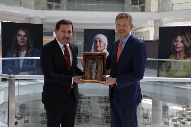 "Türkiye'nin Kadın Öncüleri" sergisi Mevlana Kültür Merkezi'nde sanatseverlerle buluştu