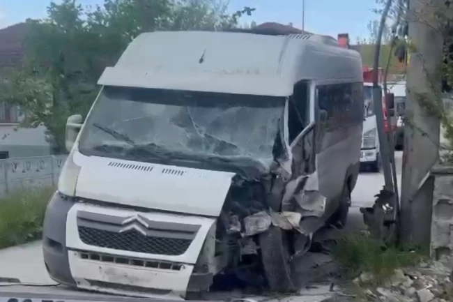 Düzce'de elektrik direğine çarpan minibüsün sürücüsü aranıyor