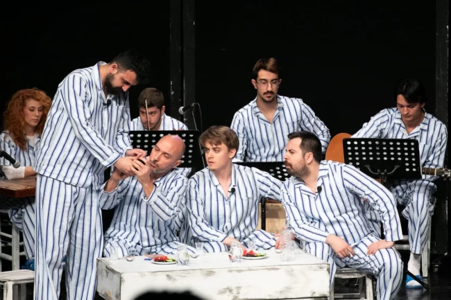 "Süleyman ve Öbürsüler" İzmirli tiyatroseverlerle buluştu