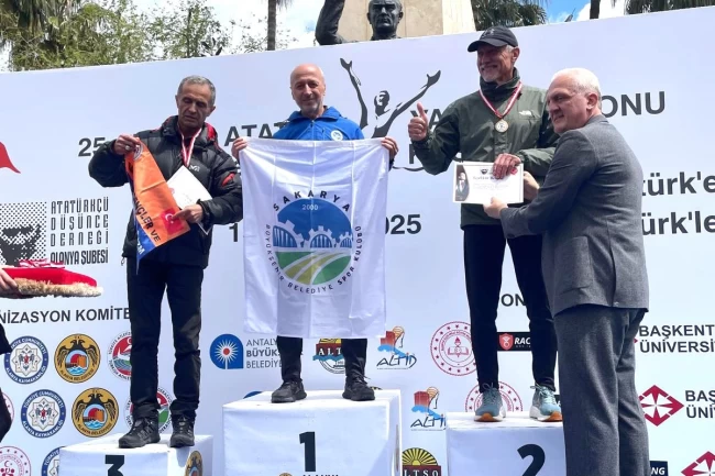 Sakaryalı başarılı atlet Alanya'da zirveye yükseldi